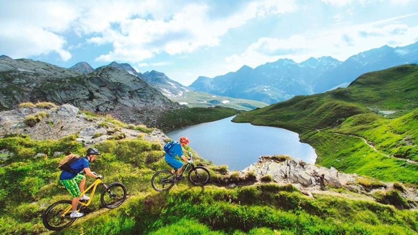 Realp-andermatt Nature Retreat: Mountain Biking, Skiing, And Scenic Train Access